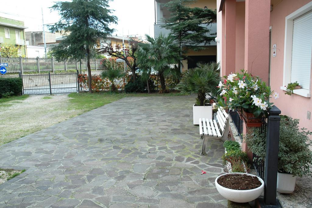 Villa Linda Affittacamere Bellaria-Igea Marina Buitenkant foto
